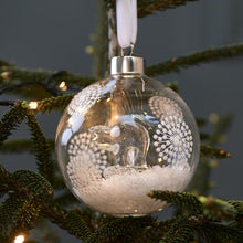 Lade das Bild in den Galerie-Viewer, Sweet Polar Bear Ornament Dia 10