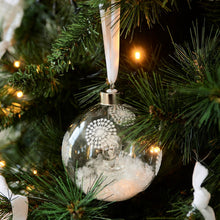 Lade das Bild in den Galerie-Viewer, Sweet Polar Bear Ornament Dia 10