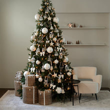 Lade das Bild in den Galerie-Viewer, Sweet Polar Bear Ornament Dia 10
