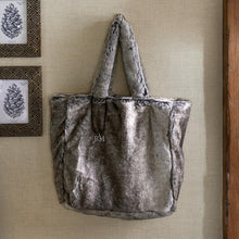 Lade das Bild in den Galerie-Viewer, Fabulous Faux Fur Bag grey
